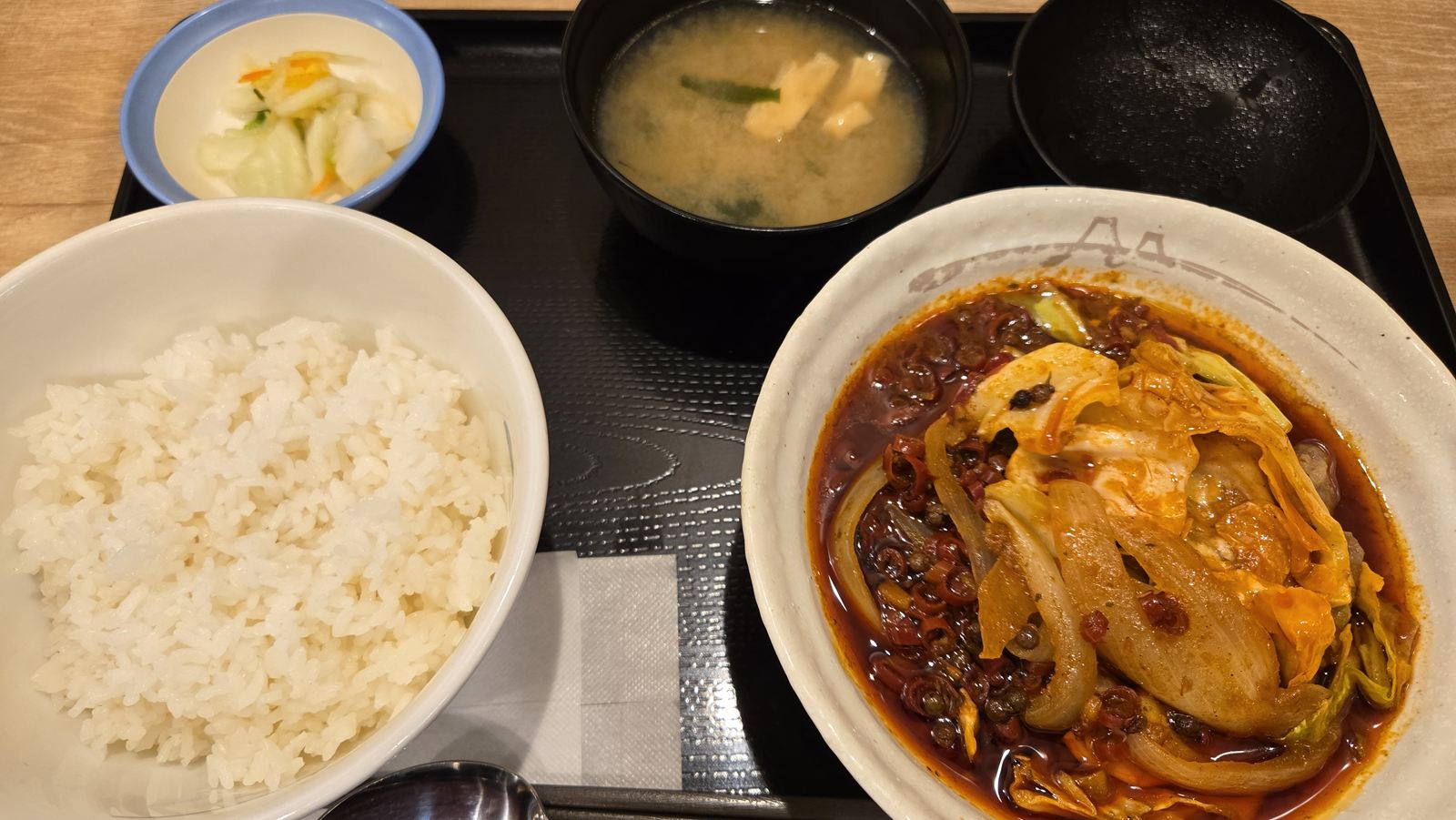 水煮牛肉　牛肉のほか、キャベツ・たまねぎなど