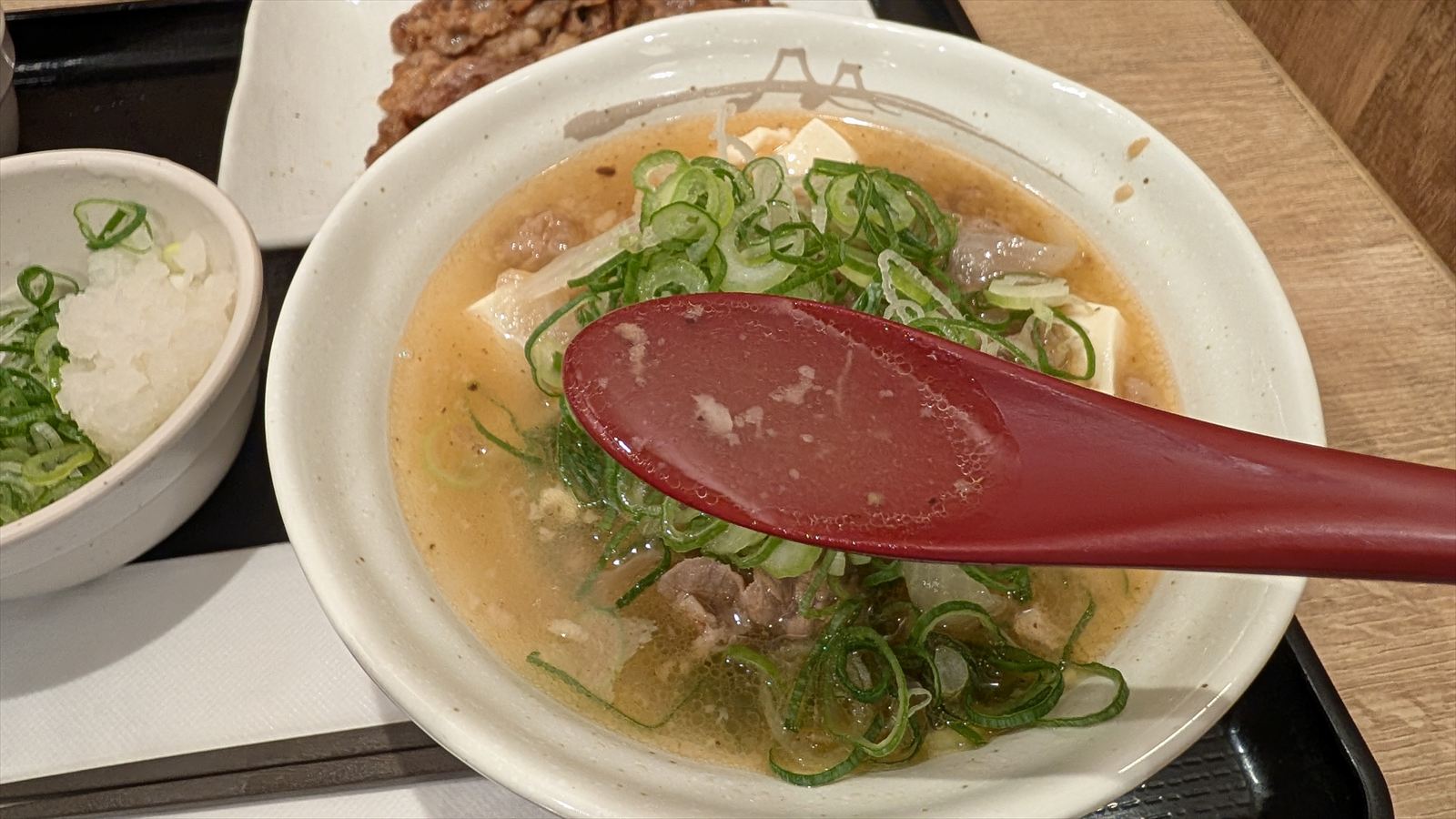 肉吸いをすくう